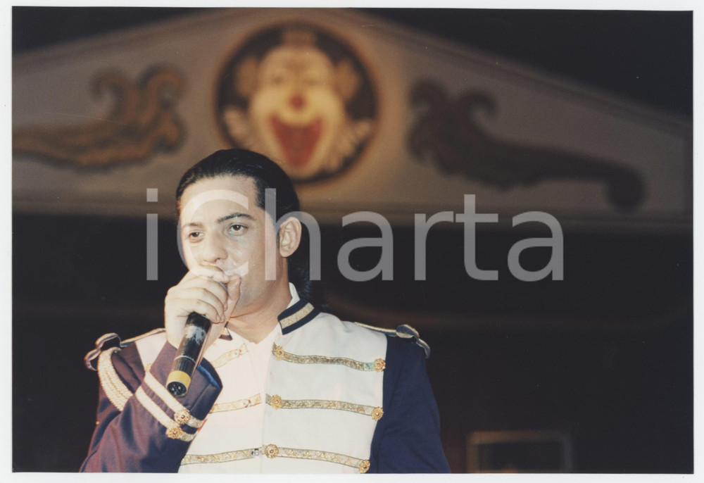 Fotografia d epoca originale 1996 COSTUME  CIRCO ORFEI  Rosario FIORELLO in scena  Foto 19x13 cm 3 1