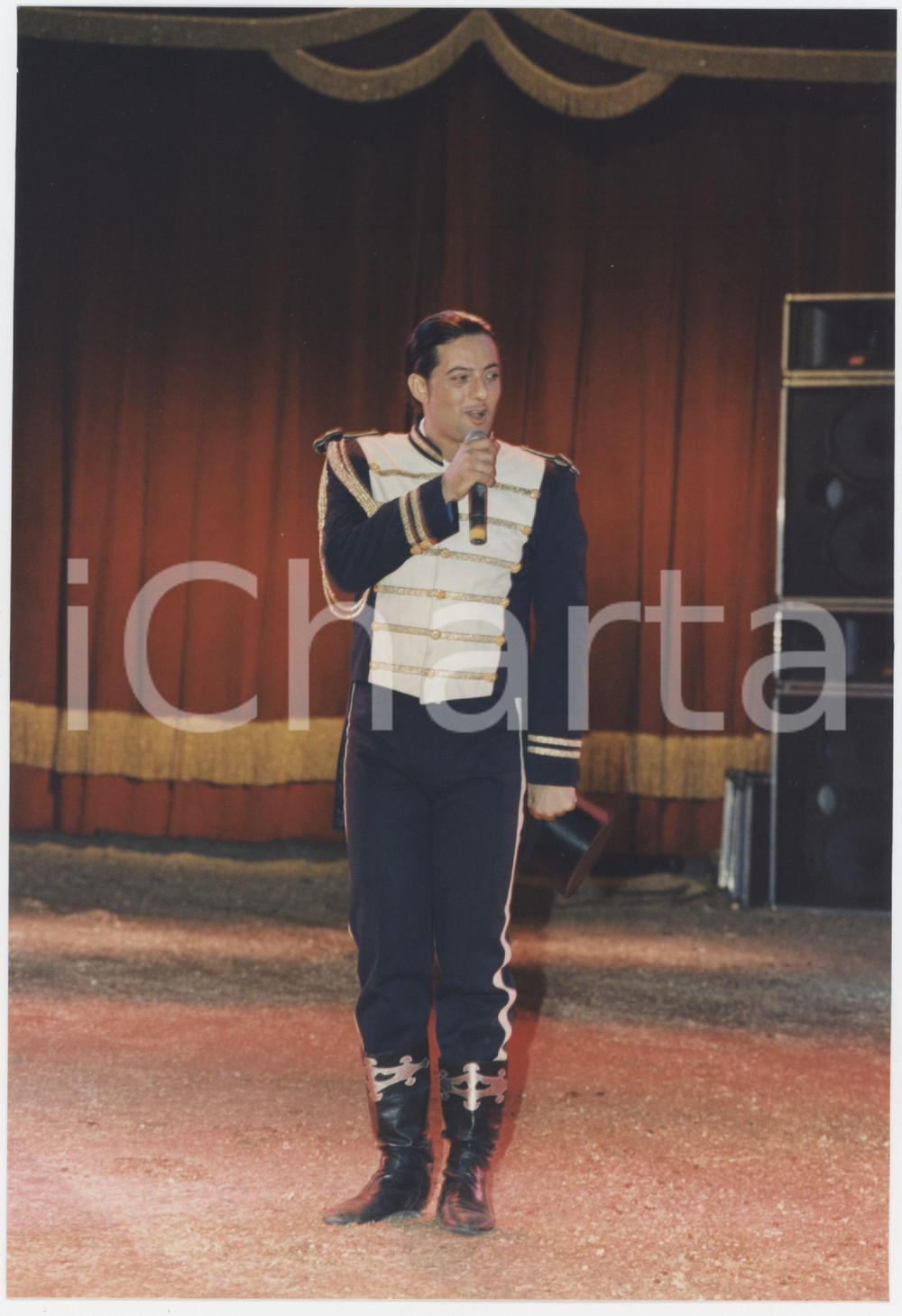Fotografia d epoca originale 1996 COSTUME  CIRCO ORFEI  Rosario FIORELLO in scena  Foto 13x19 cm 4 1