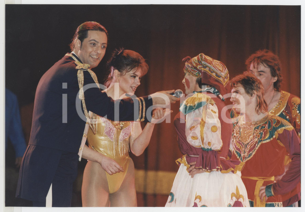 Fotografia d epoca originale 1996 COSTUME  CIRCO ORFEI  Rosario FIORELLO con gli artisti  Foto 19x13 cm 1