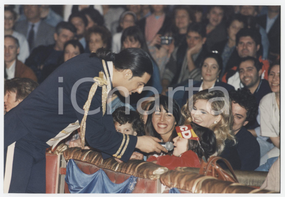 Fotografia d epoca originale 1996 COSTUME  CIRCO ORFEI  Rosario FIORELLO tra il pubblico Foto 19x13 cm 2 1