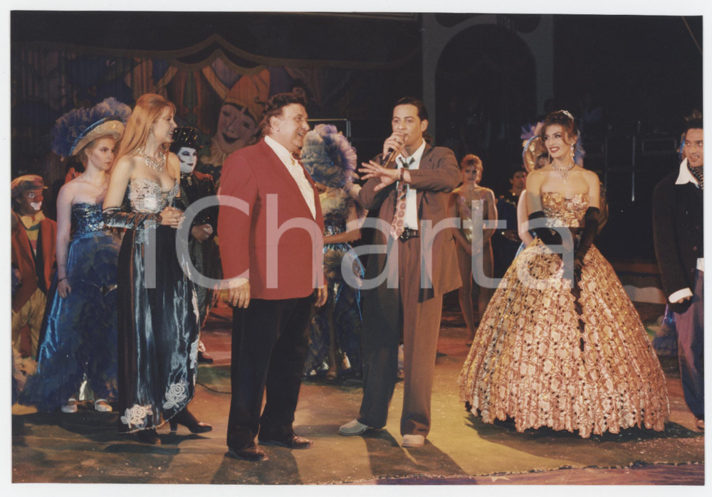 Fotografia d epoca originale 1996 COSTUME  CIRCO ORFEI Rosario FIORELLO Nando e Ambra ORFEI Foto 19x13 2 1
