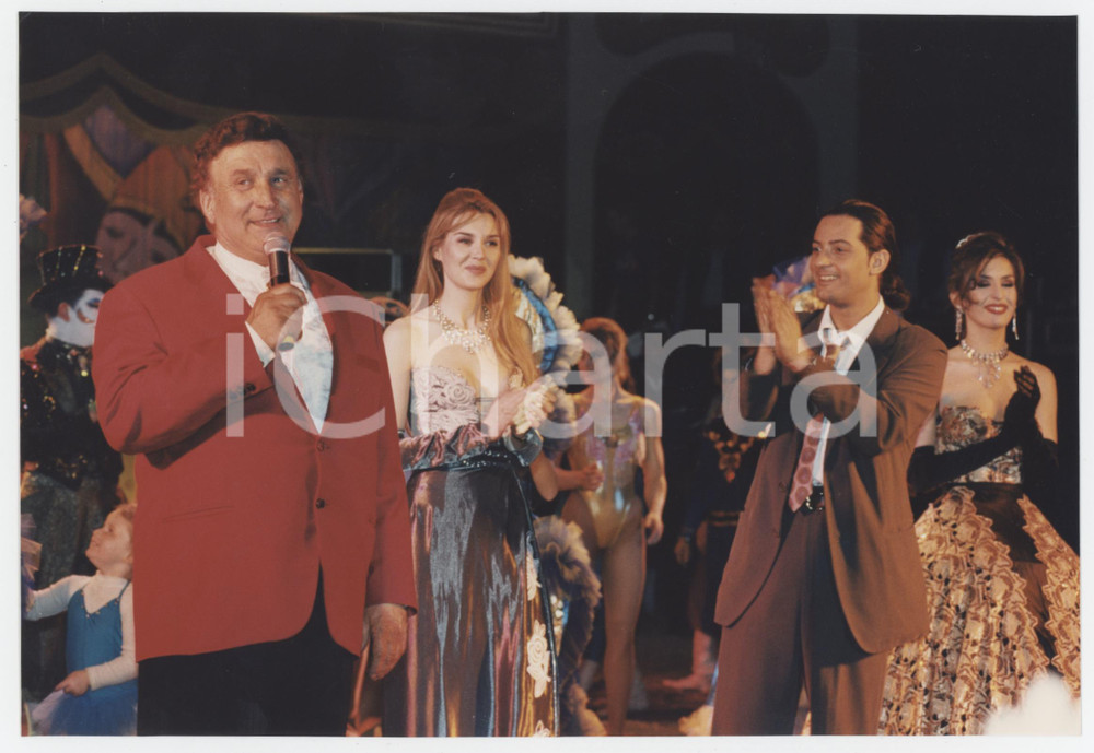 Fotografia d epoca originale 1996 COSTUME  CIRCO ORFEI Rosario FIORELLO Nando e Ambra ORFEI Foto 19x13 3 1
