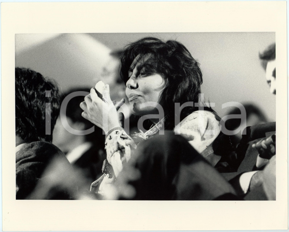 Fotografia d epoca originale 1985 ca ITALIA  MUSICA Loredana BERTÃˆ con specchietto da trucco Foto 25x20 2 1