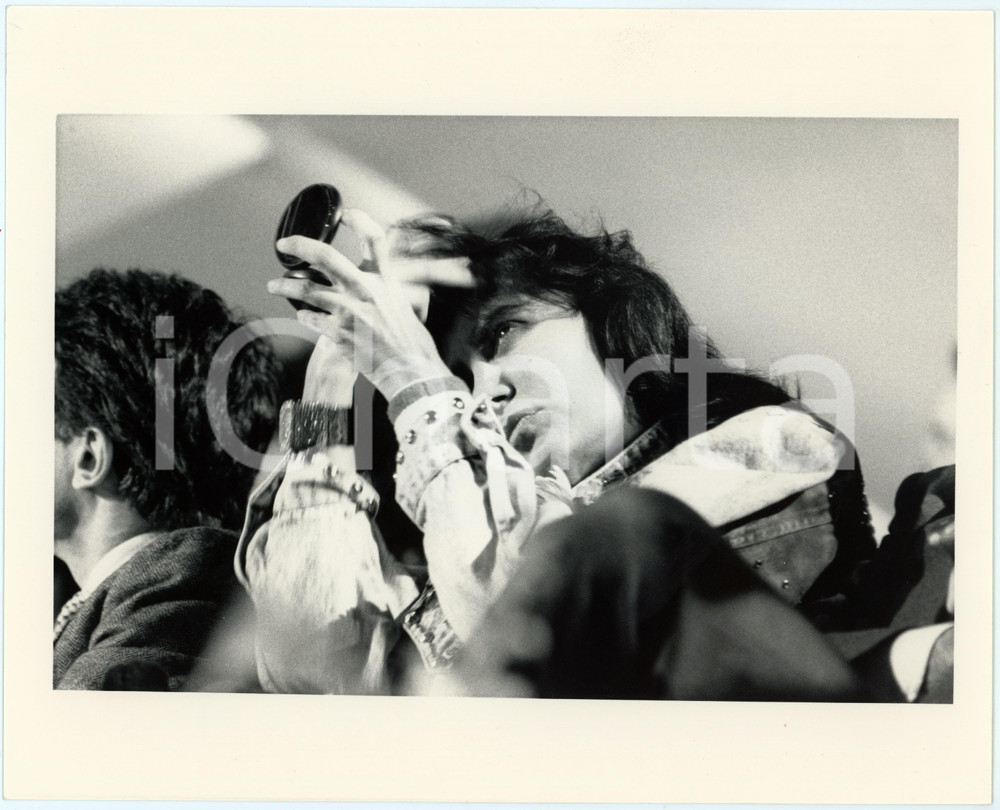 Fotografia d epoca originale 1985 ca ITALIA  MUSICA Loredana BERTÃˆ con specchietto da trucco Foto 25x20 1 1