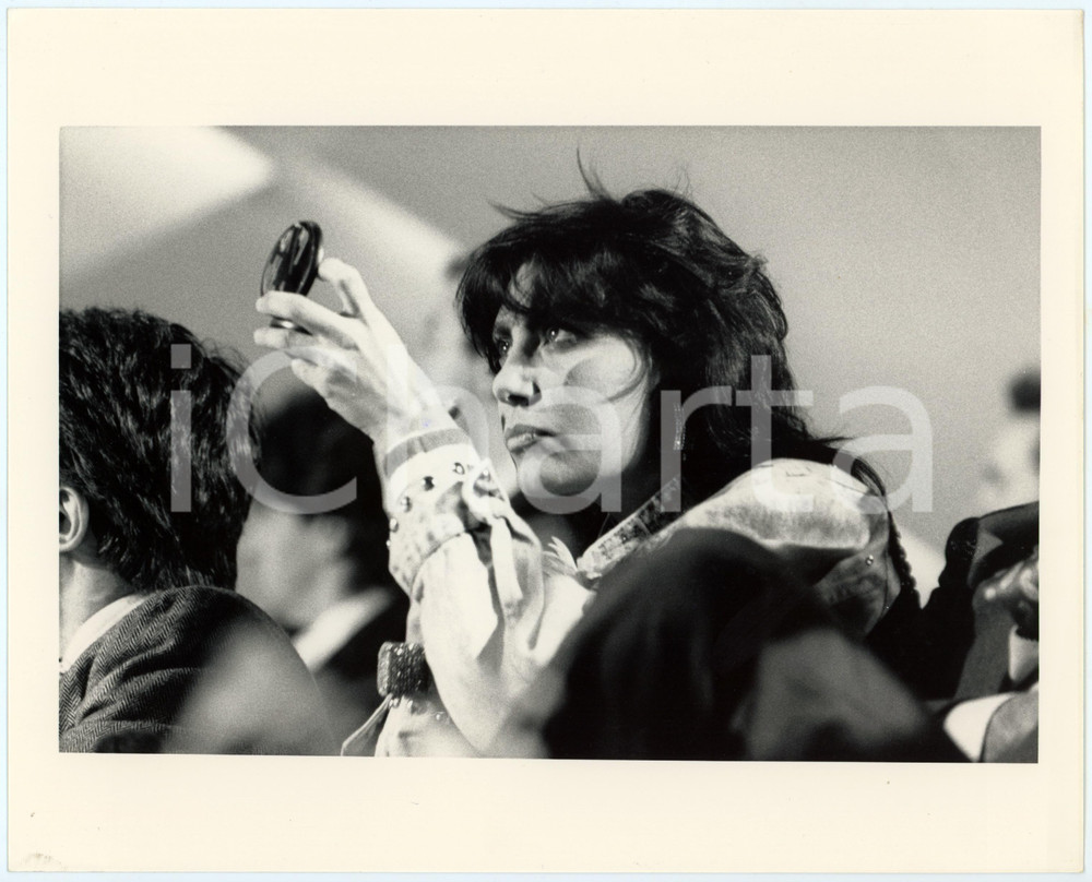 Fotografia d epoca originale 1985 ca ITALIA  MUSICA Loredana BERTÃˆ con specchietto da trucco  Foto 25x20 1