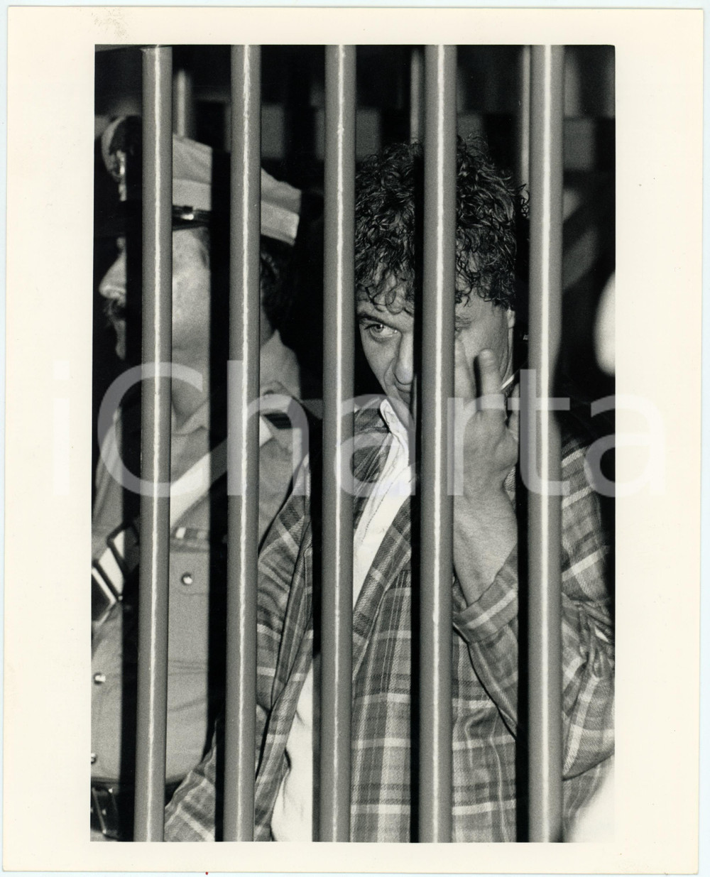 Fotografia d epoca originale 1987 MILANO Renato VALLANZASCA durante un processo 2 Foto 25x20 cm 1