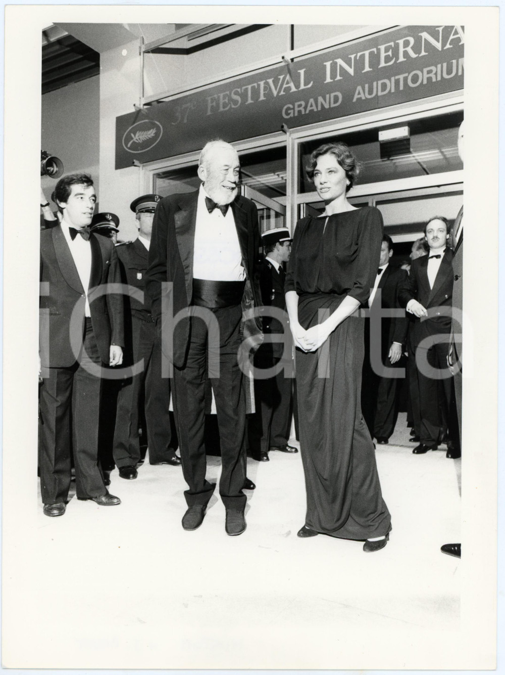 Fotografia d epoca originale 1984 CANNES FILM FESTIVAL John HUSTON Jacqueline BISSET Photo 18x24 cm 1
