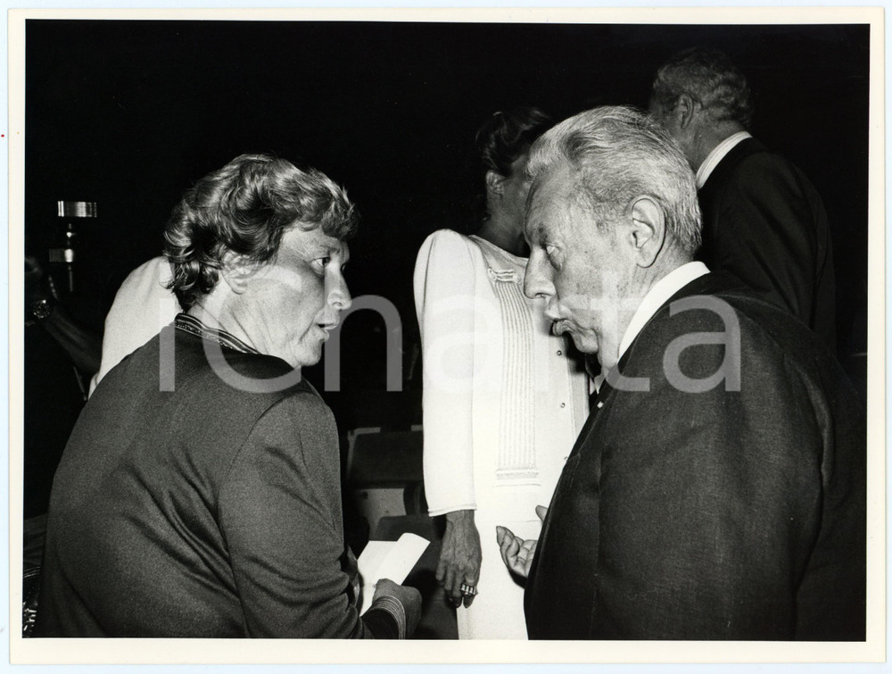 Fotografia d epoca originale 1985 ca VENEZIA  MOSTRA DEL CINEMA Tina ANSELMI Gianluigi RONDI Foto 24x17 cm 1