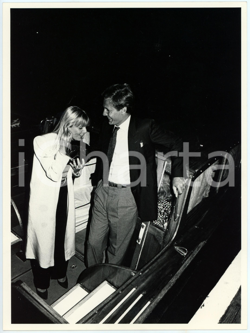 Fotografia d epoca originale 1985 ca VENEZIA Giuliano GEMMA su un motoscafo  Foto 18x24 cm 1