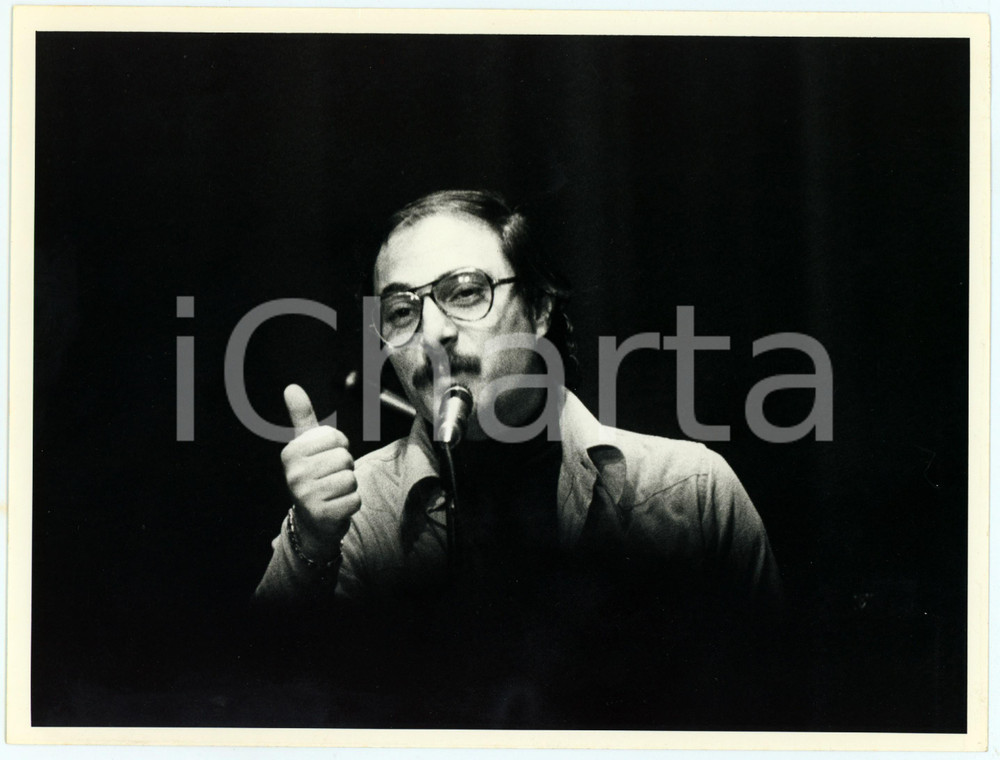 Fotografia d epoca originale 1975 ca ITALIA  MUSICA Luciano ROSSI Ritratto del cantautore  Foto 24x17 1 1