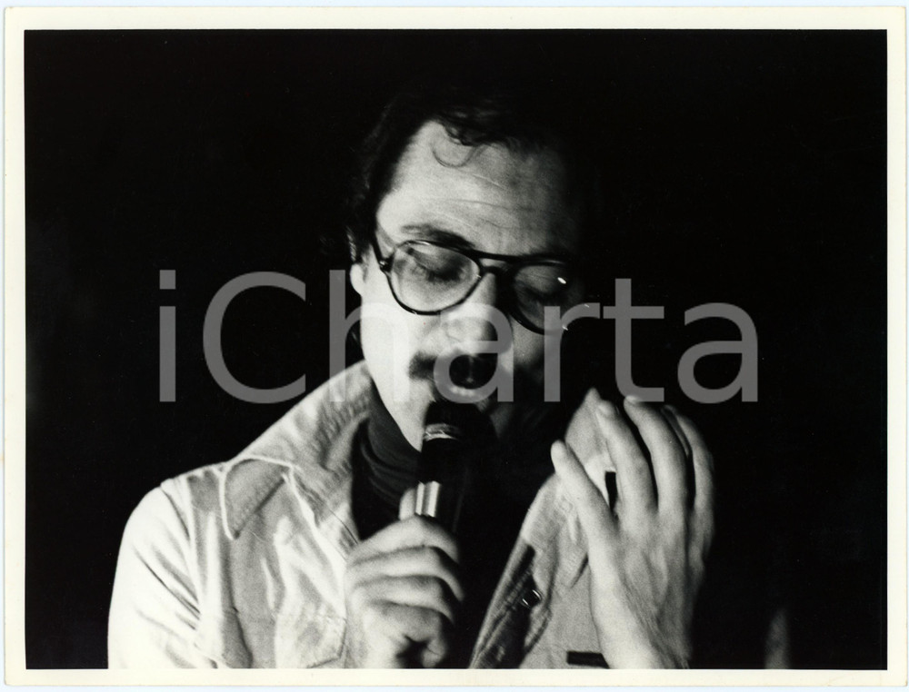 Fotografia d epoca originale 1975 ca ITALIA  MUSICA Luciano ROSSI Ritratto del cantautore  Foto 24x17 cm 1
