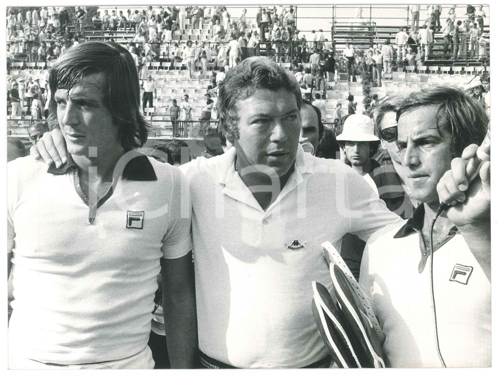 Fotografia d epoca originale 1975 ca TENNIS Adriano PANATTA Nicola PIETRANGELI Paolo BERTOLUCCI Foto 24x18 cm 1