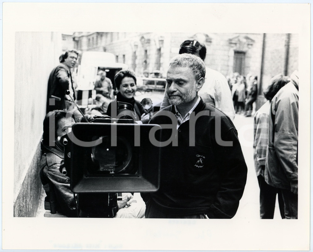 Fotografia d epoca originale 1988 MILANO Regista Pal SANDOR sul set di MISS ARIZONA Foto 25x20 cm 1