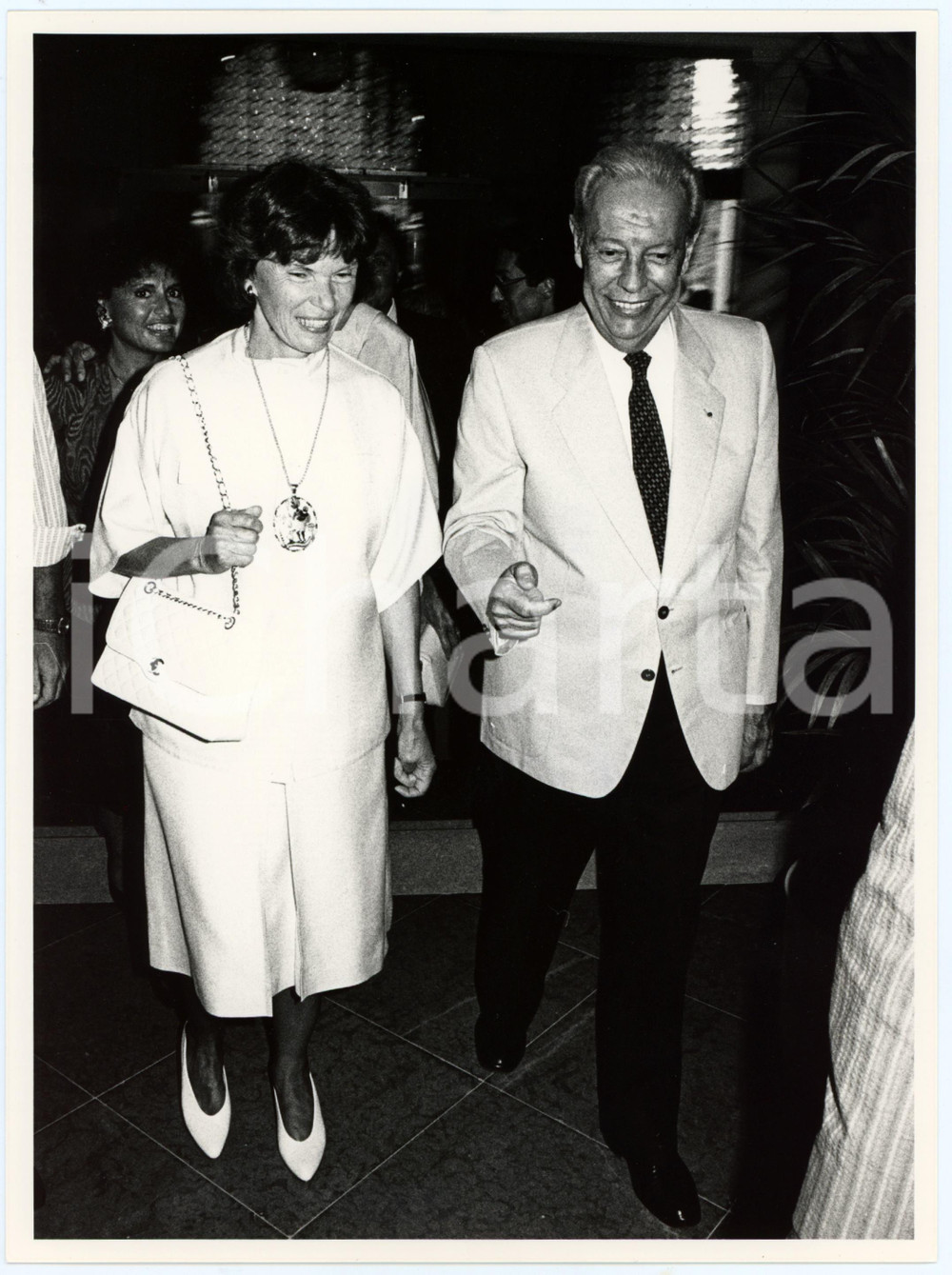 Fotografia d epoca originale 1985 ca CINEMA Gianluigi RONDI Danielle MITTERAND Foto 17x24 cm 1