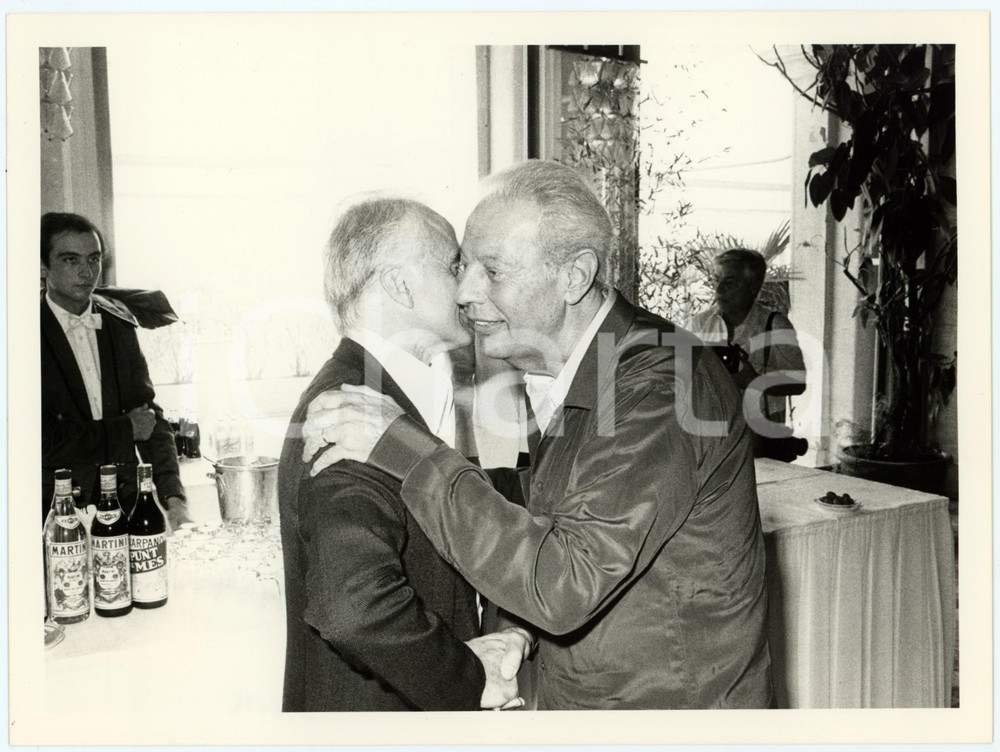 Fotografia d epoca originale 1985 ca  VENEZIA  MOSTRA DEL CINEMA Gianluigi RONDI Jack VALENTI Foto 24x17 1