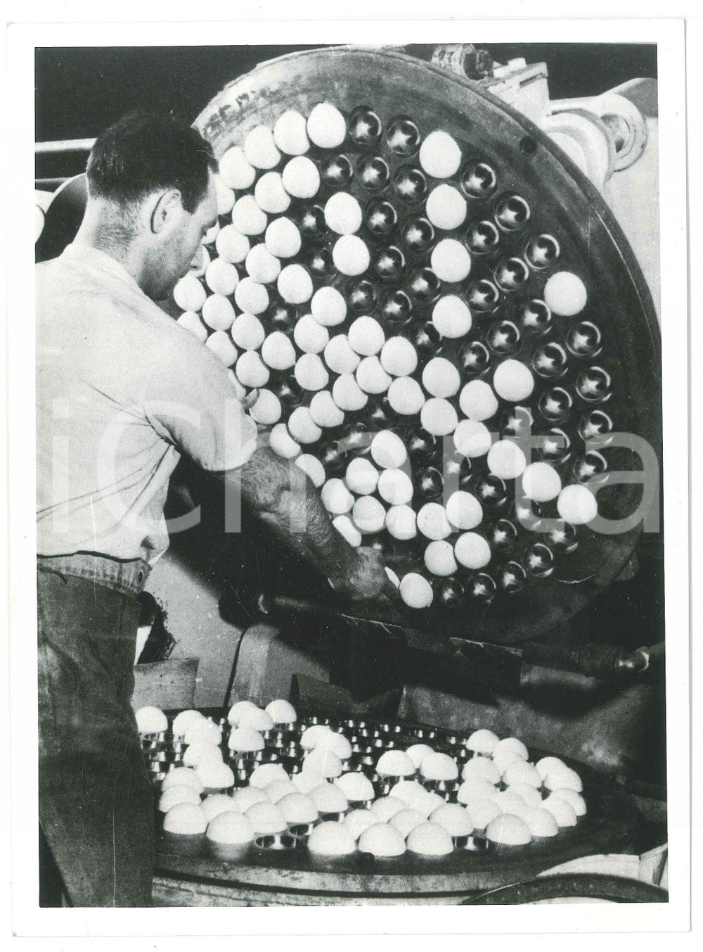 Fotografia d epoca originale 1975 ca TENNIS Controllo fabbricazione palline da tennis  Foto 18x24 cm 1