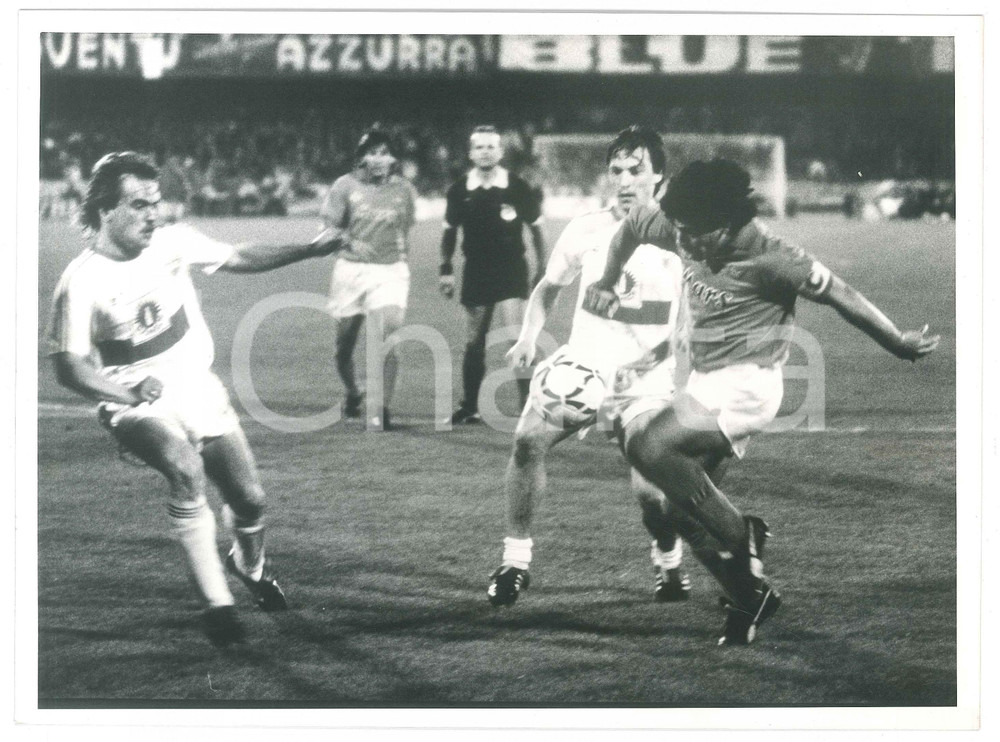Fotografia d epoca originale 1990 ca CALCIO Napoli vs VfB Stuttgart  Diego Armando MARADONA Fallo di rigore 1