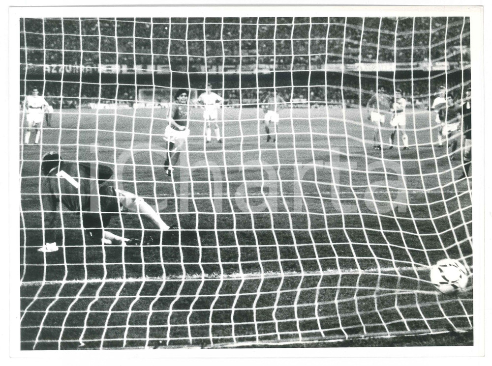 Fotografia d epoca originale 1990 ca CALCIO Napoli vs VfB Stuttgart  Diego Armando MARADONA Rigore  Foto 1 1