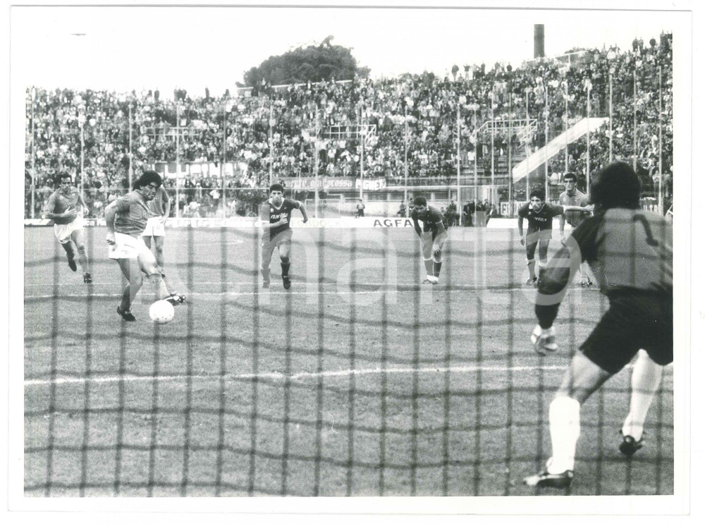 Fotografia d epoca originale 1989 CALCIO ROMA  NAPOLI 11 Diego Armando MARADONA segna il rigore  Foto 1
