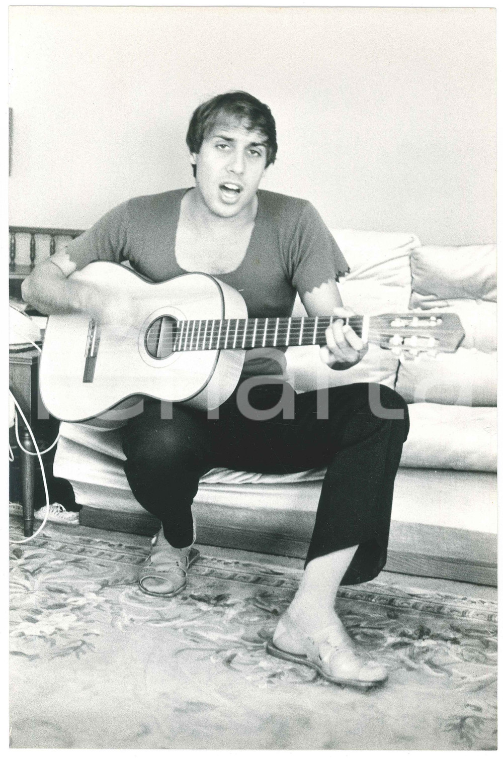 Fotografia d epoca originale 1970 ca ITALIA  MUSICA Adriano CELENTANO suona una chitarra  Foto 19x30 cm 1