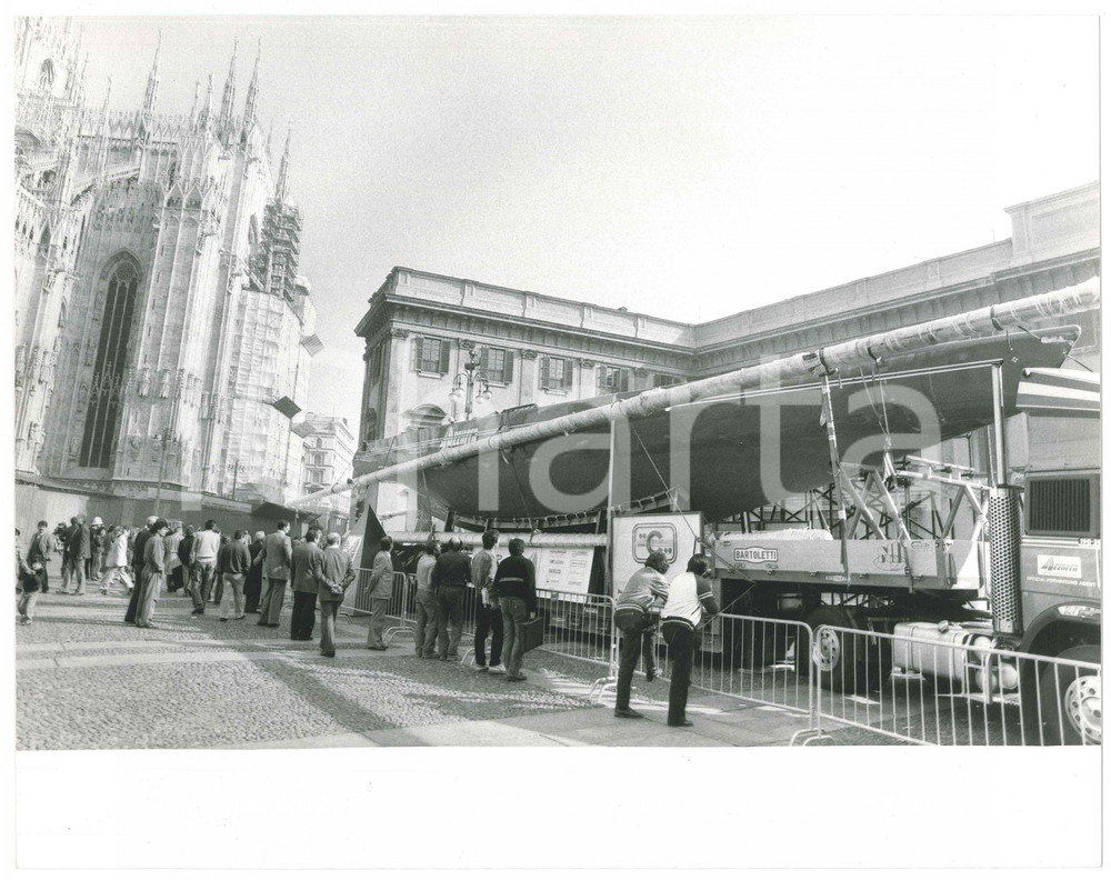 Fotografia d epoca originale 1985 MILANO Folla per imbarcazione AZZURRA a Palazzo REALE  Foto 30x24 cm 1