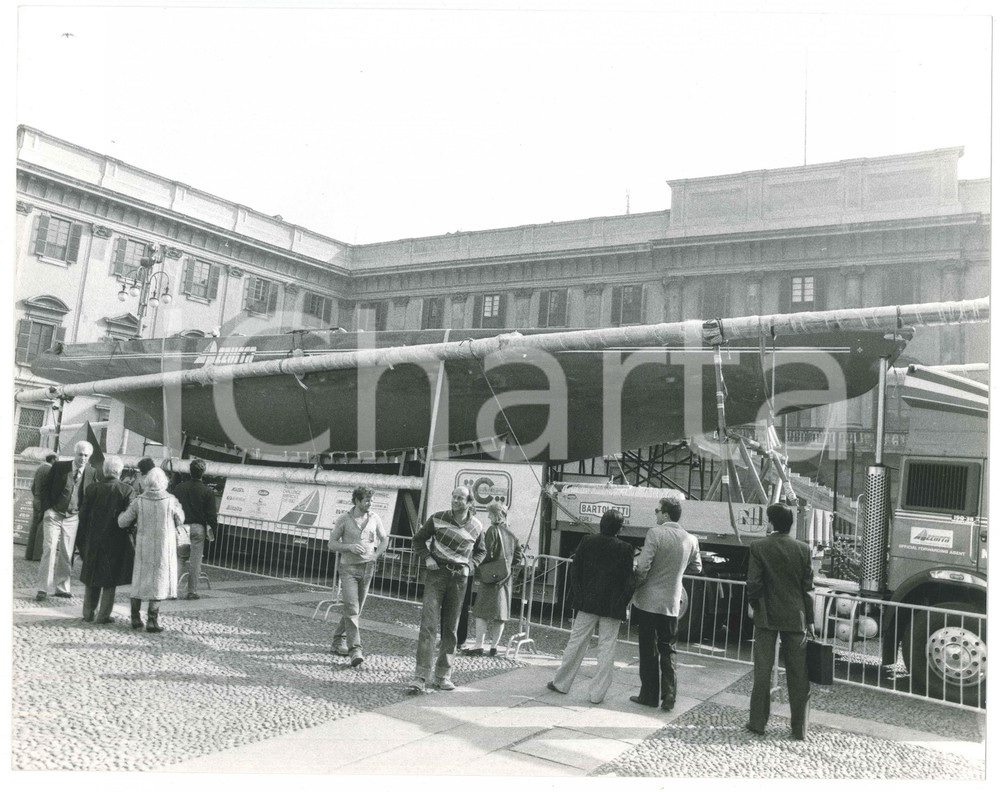 1985 MILANO Folla per imbarcazione AZZURRA a Palazzo REALE  Foto 30x24 cm (1)