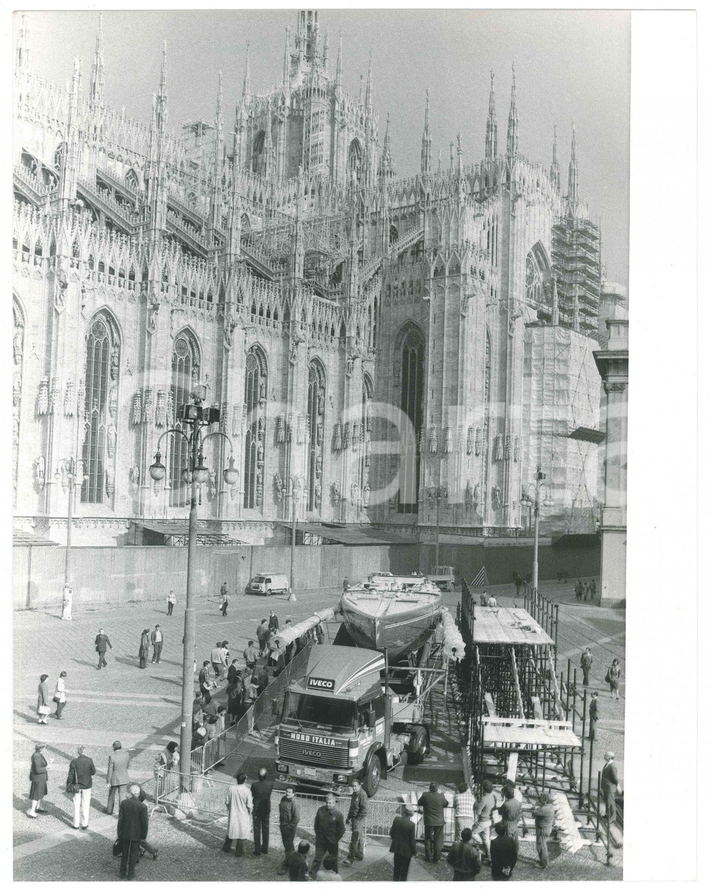 Fotografia d epoca originale 1985 MILANO Trasporto AZZURRA Piazza DUOMO Palazzo Reale SAILING REGATTA  Foto 1