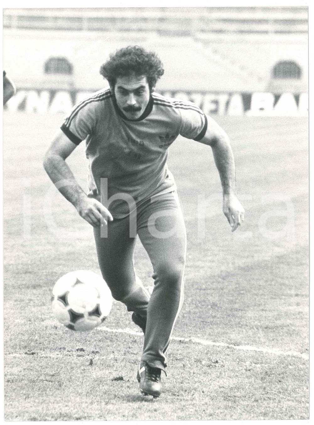 Fotografia d epoca originale 1975 ca BRASILE  CALCIO Roberto RIVELINO durante allenamento  Foto 18x24 1