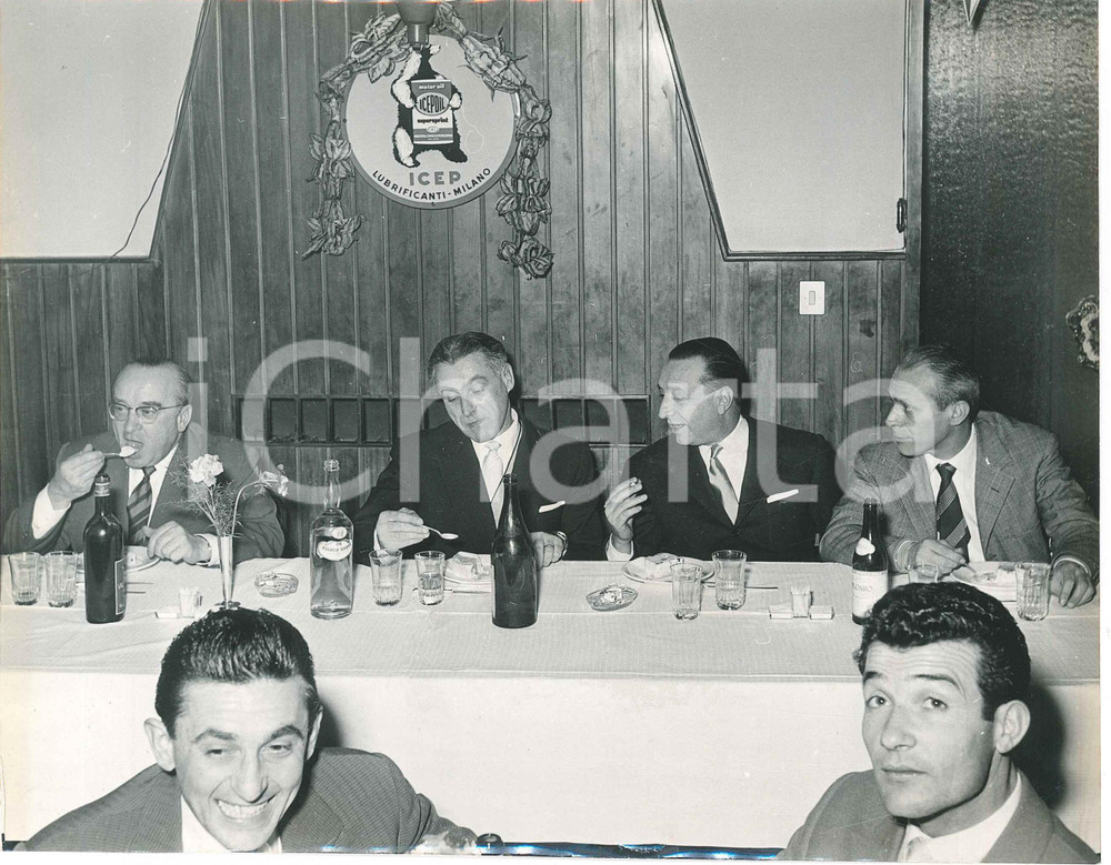 1960 ca MILANO Cena aziendale ICEP OIL Fotografia 22x17 cm (1) Fotografia d'epoca. FAIR/discreto Residui di nastro adesivo al verso Formato: 22x17 originale e autentica 1