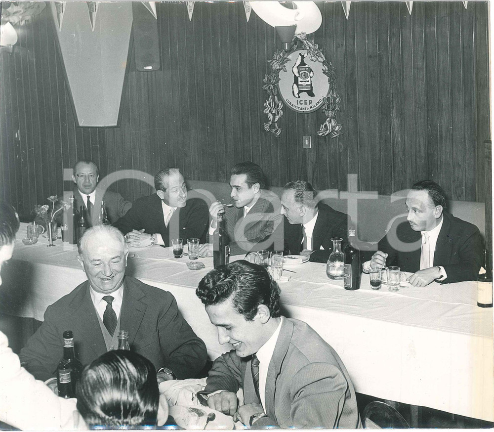 1960 ca MILANO Cena aziendale ICEP OIL Fotografia 20x17 cm (2) Fotografia d'epoca. FAIR/discreto Residui di nastro adesivo al verso, alone al margine destro Formato: 20x17 originale e autentica 1