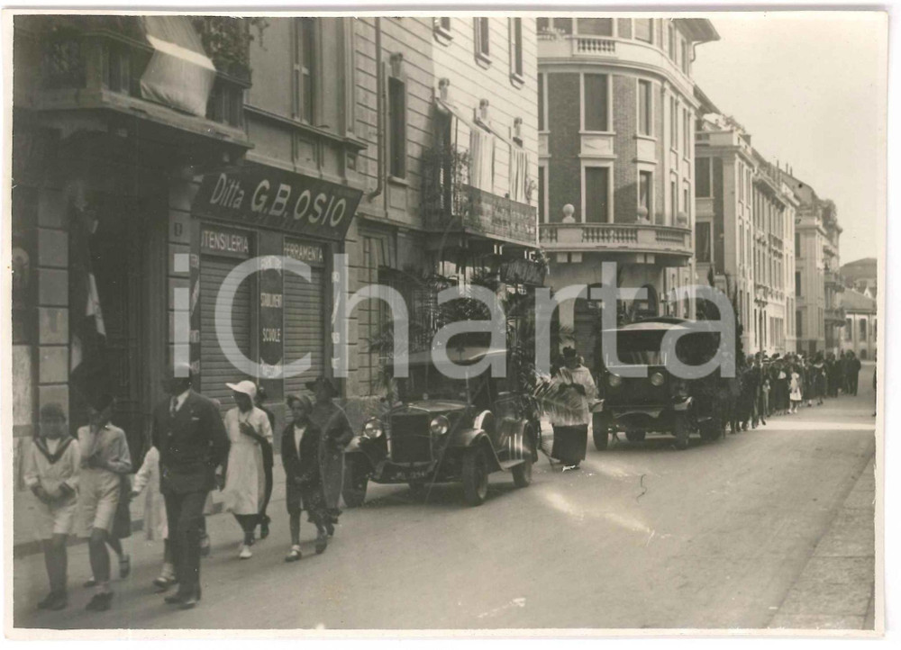 Fotografia d epoca originale 1950 ca MILANO Processione funebre in Via Amatore Sciesa  Foto 17x12 cm 1