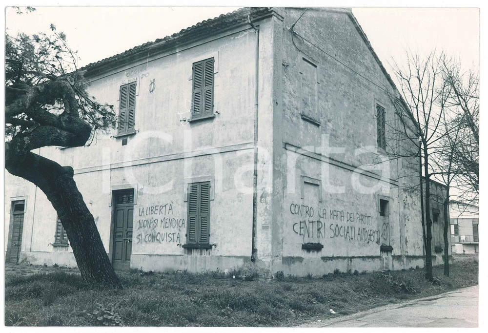 Fotografia d epoca originale 1990 ca FANO Casa occupata di Via Paleotta  Foto 20x13 cm 1