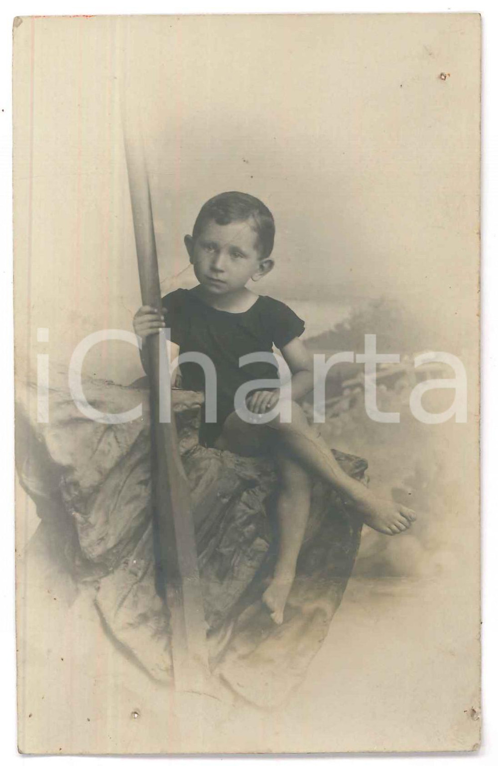 Fotografia d epoca originale 1907 LA SPEZIA Bambino con remo  Ritratto  Foto Cav. P. TEMPESTINI 8x13 cm 1