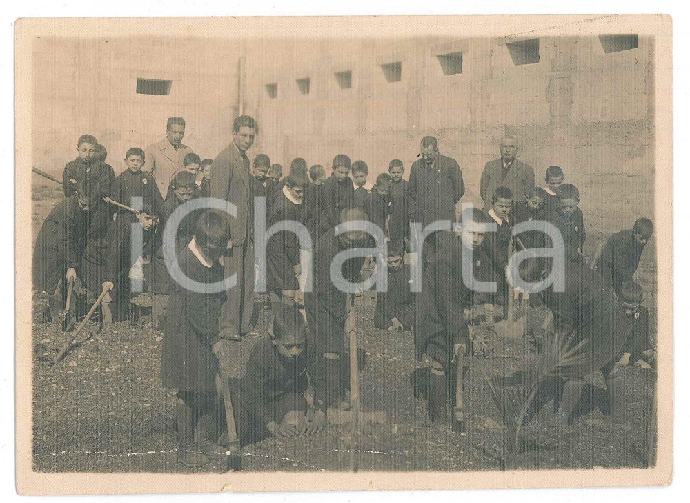 Fotografia d epoca originale 1930 ca ITALIA Bambini vangano l orto del collegio  Foto ANONIMA 17x12 cm 1
