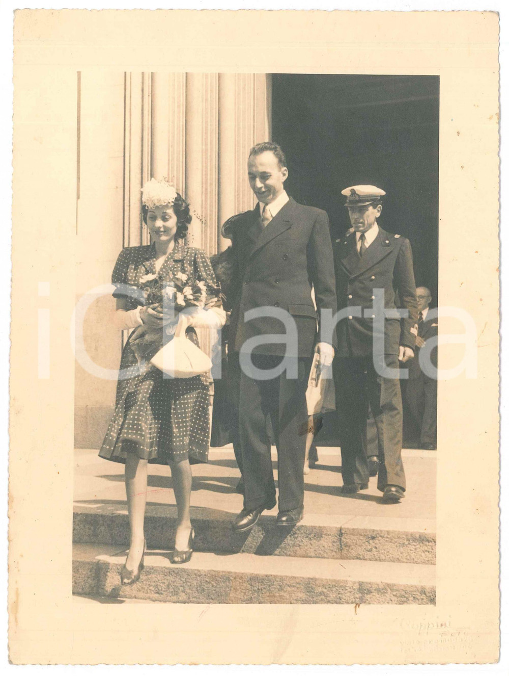 Fotografia d epoca originale 1943 MILANO Coppia di sposi all uscita dalla chiesa  Foto COPPINI 18x23 cm 1