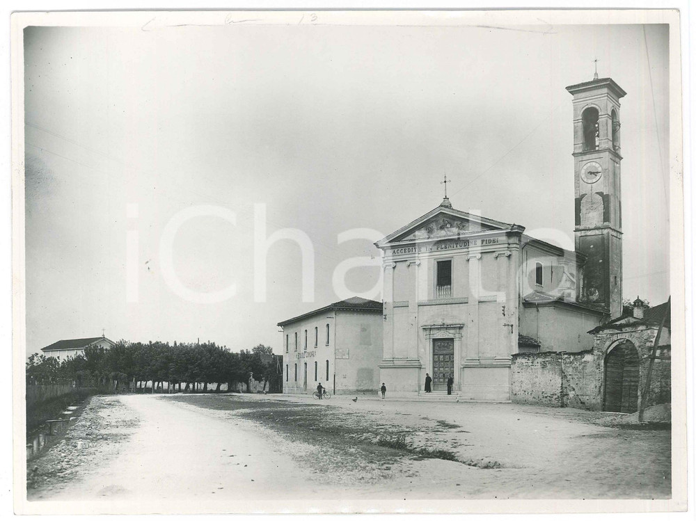 1940 ca BORGO PONCARALE Chiesa della Purificazione di Maria Vergine e scuole Fotografia d'epoca, con didascalia manoscritta al verso.FOTOGRAFO: Dante Santangelo - Ghedi / Bagnolo  GOOD/buono  Formato: 23x17 cm originale e autentica 1