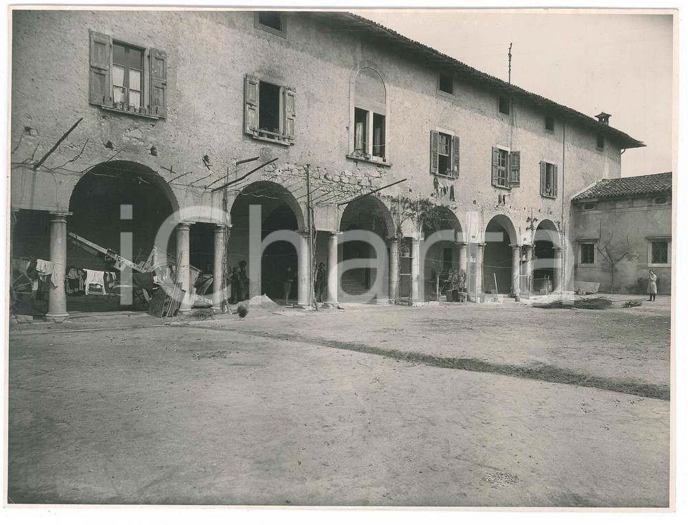 Fotografia d epoca originale 1950 ca Area di BRESCIA Cortile di un rustico  Foto ANIMATA contadini 23x18 cm 1