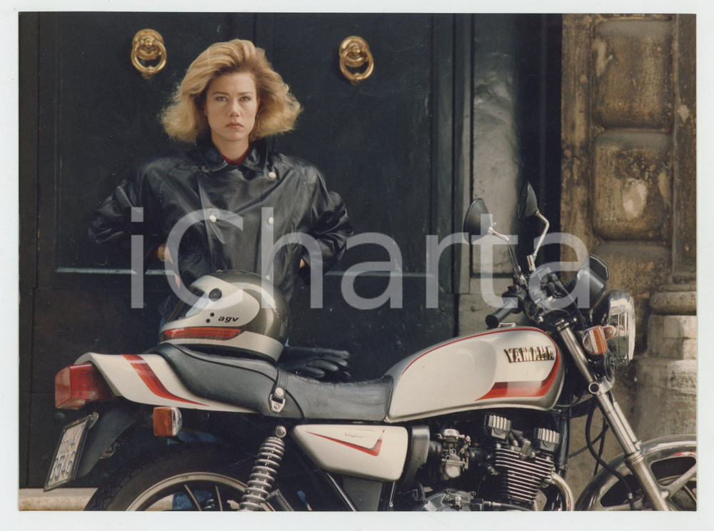 Materiale cinematografico d’epoca 1990 UN CANE SCIOLTO Nancy BRILLI con moto YAMAHA Foto 24x17 cm 1