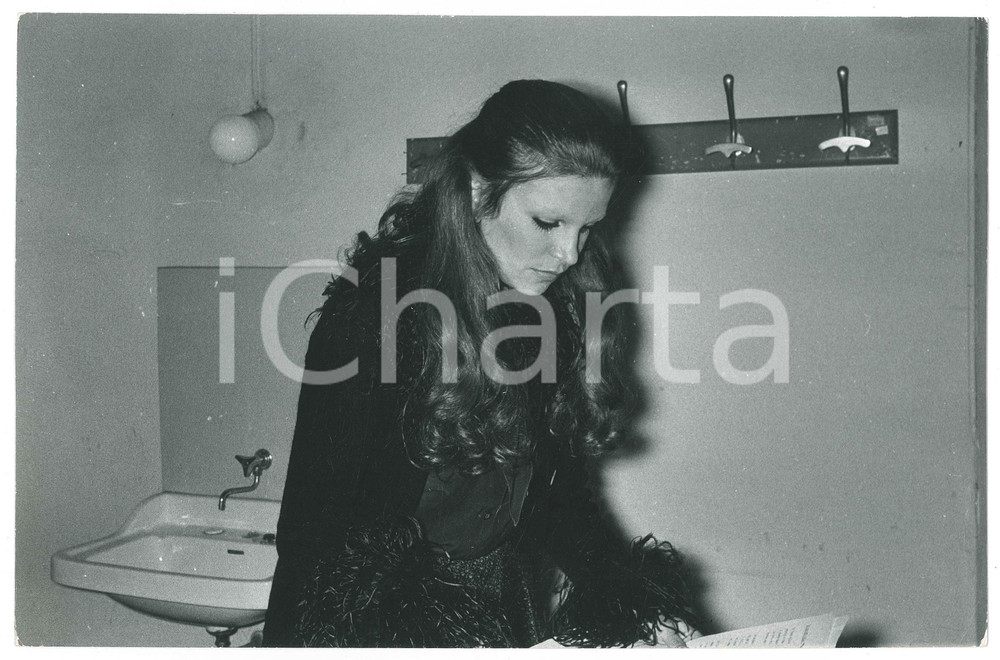 Fotografia d epoca originale 1970 ca ITALIA MUSICA Ilvia Maria Biolcati MILVA in camerino  Foto 30x20 cm 1