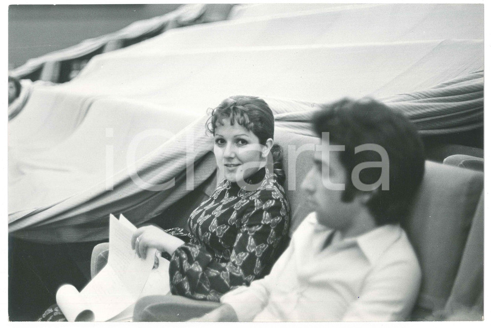 Fotografia d epoca originale 1970 ca MUSICA Orietta BERTI in sala per prove con Osvaldo PATERLINI 3  Foto 1