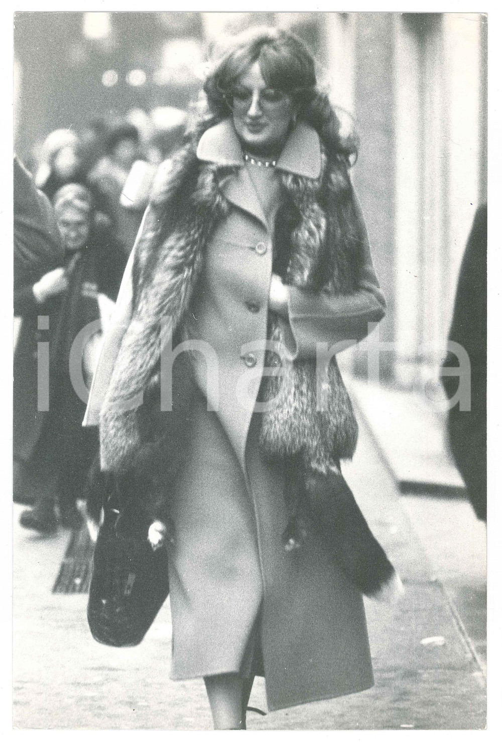 Fotografia d epoca originale 1970 ca ITALIA  COSTUME Anna Maria Mazzini MINA con collo in volpe  Foto 20x30 1