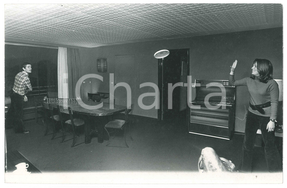 Fotografia d epoca originale 1970 ca BRUXELLES Pilota Jacky ICKX e Catherine BLATON nella loro casa 8 Foto 1