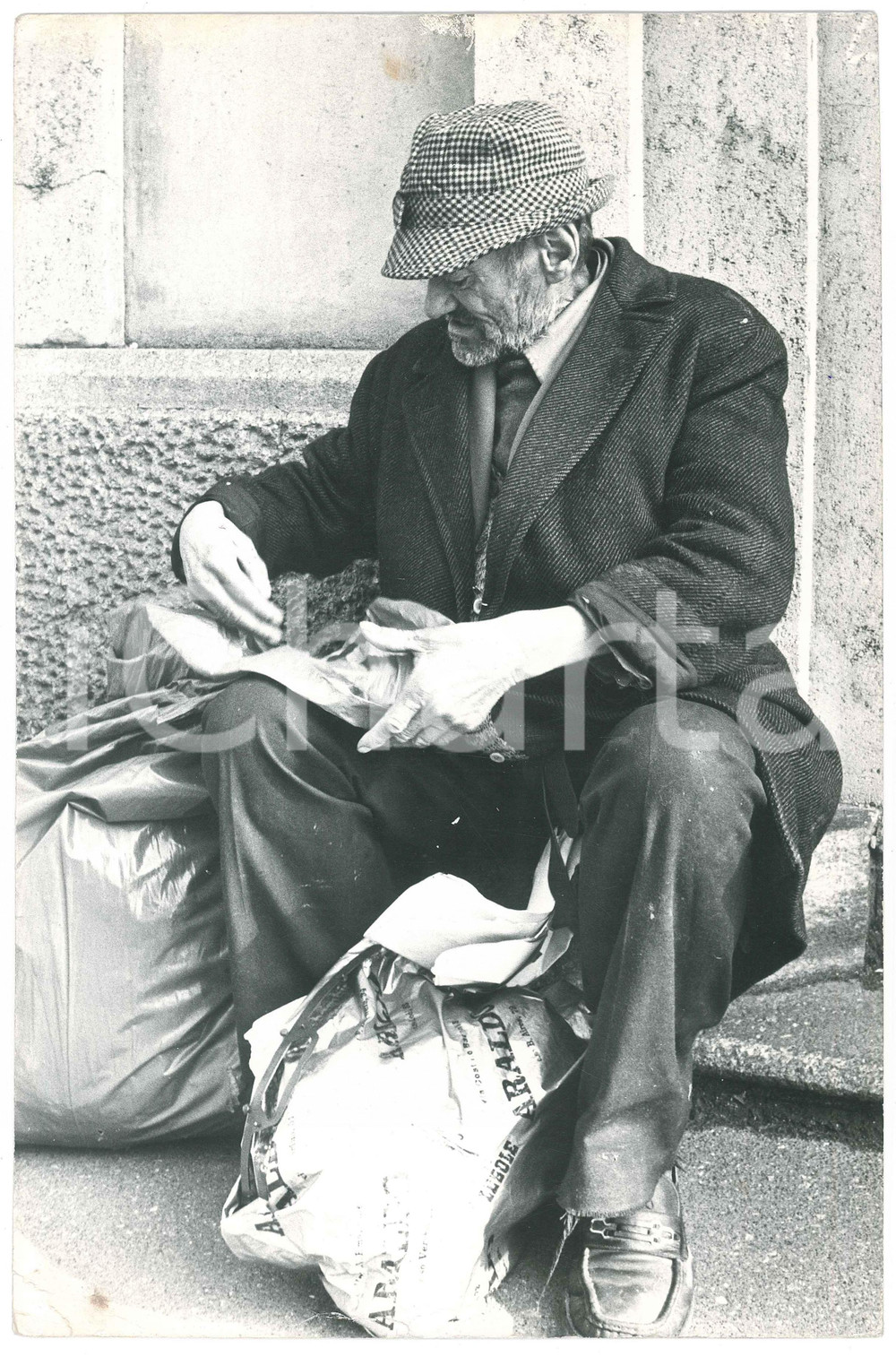 Fotografia d epoca originale 1970 ca MILANO Senzatetto in una via della cittÃ   Ritratto  Foto 20x30 cm 1