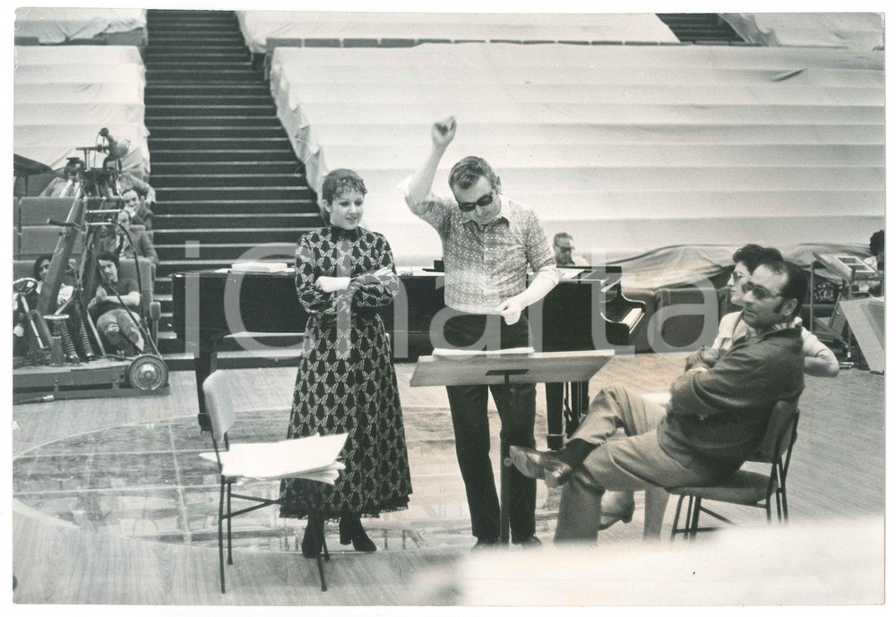 Fotografia d epoca originale 1970 ca ITALIA MUSICA Orietta BERTI con il Maestro Pino CALVI Foto 30x20 cm 1