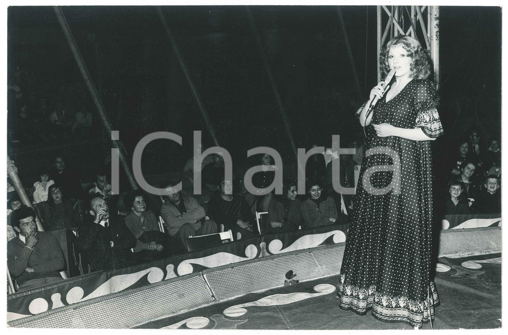 Fotografia d epoca originale 1970 ca COSTUME ITALIA Orietta BERTI in concerto in abito lungo 6 Foto 30x20 1