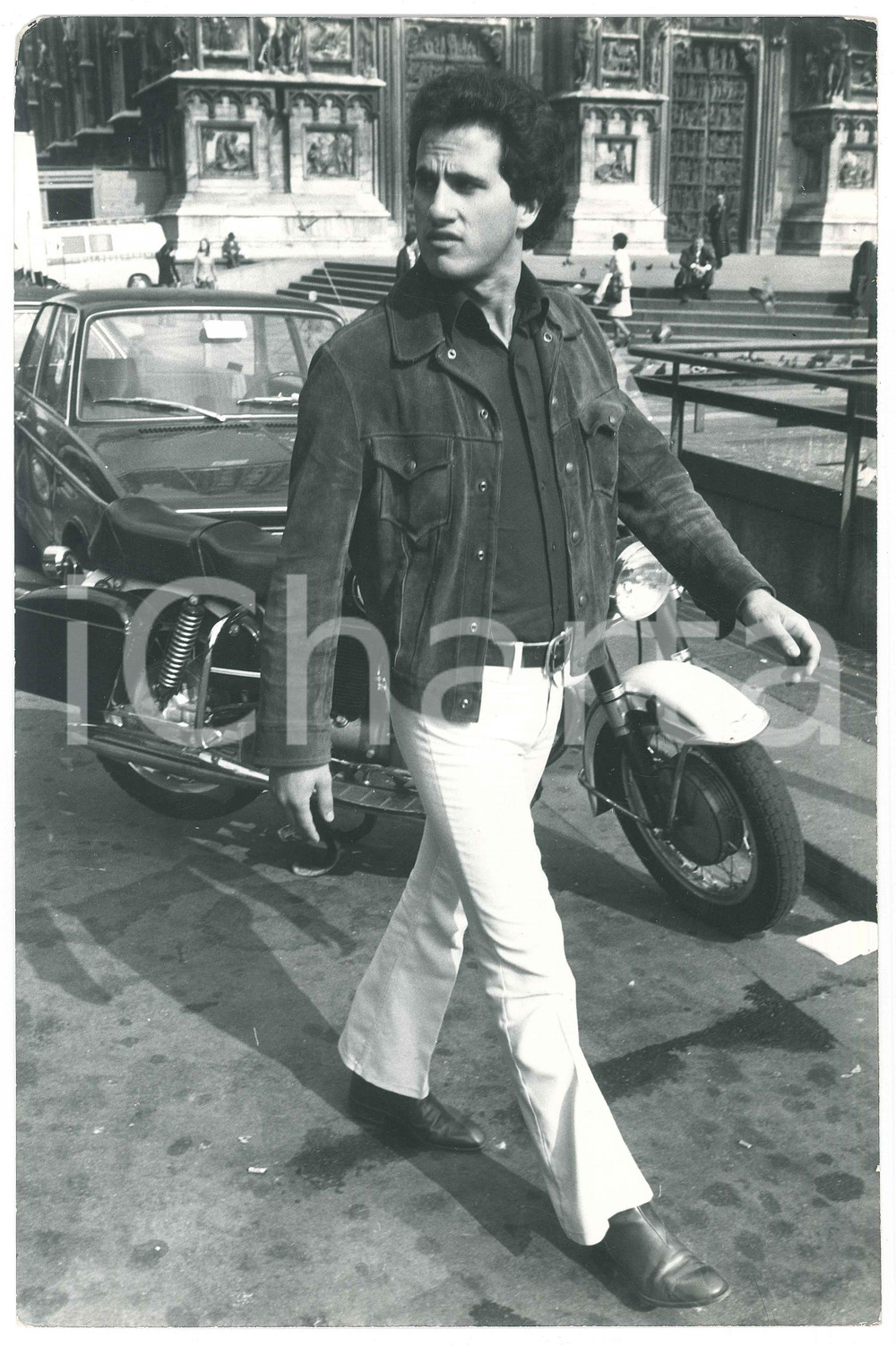 Fotografia d epoca originale 1975 ca MILANO Piazza Duomo  Adriano PAPPALARDO Ritratto  Foto 20x30 cm 1
