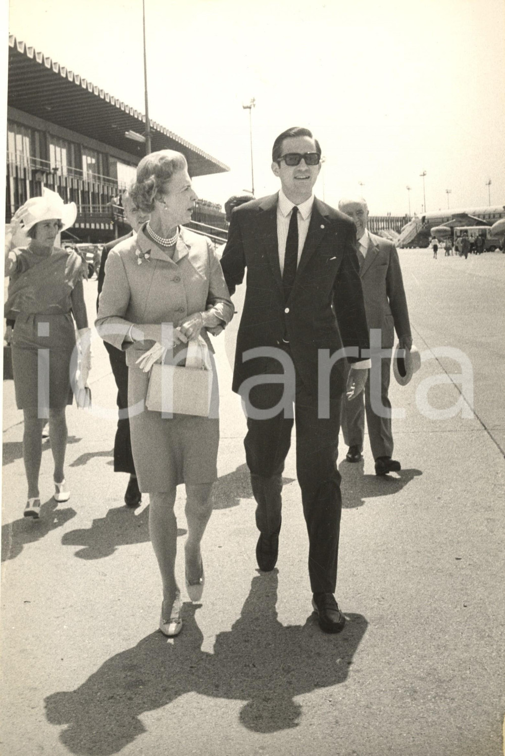 1970 ca ITALIA Costantino II di Grecia con la madre Federica in aeroporto (1)  Fotografia d'epoca. GOOD/buono lieve difetto di stampa angolare Formato: 20x30 cm originale e autentica 1