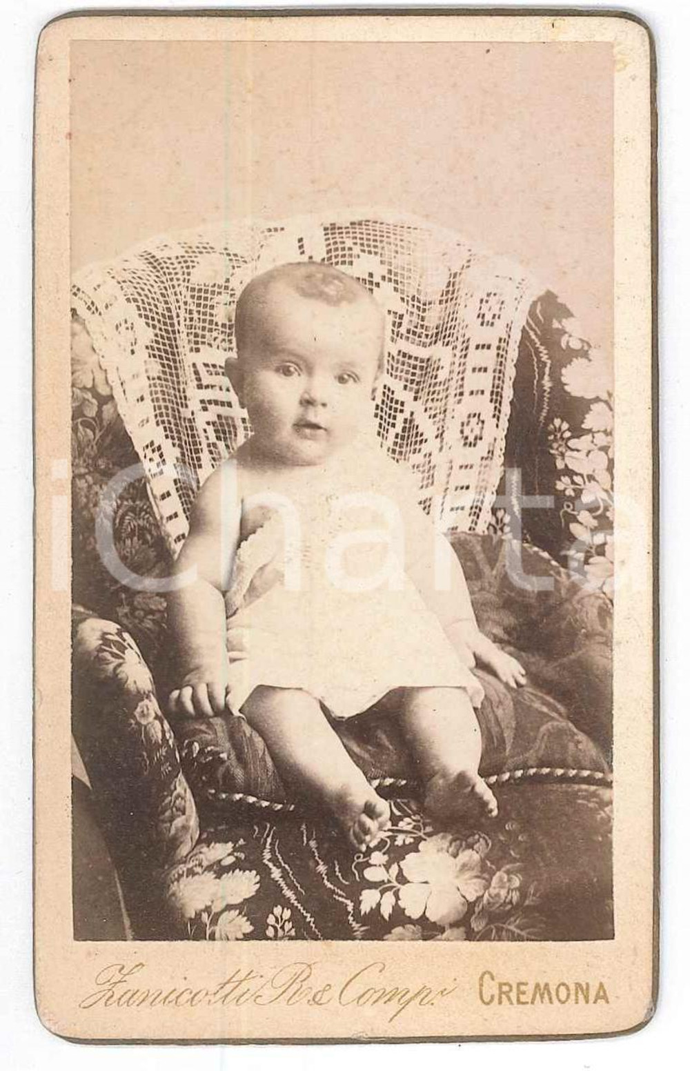 Fotografia d epoca originale 1880 ca CREMONA Ritratto di bambino in poltrona  Foto Romano ZANICOTTI CDV 1