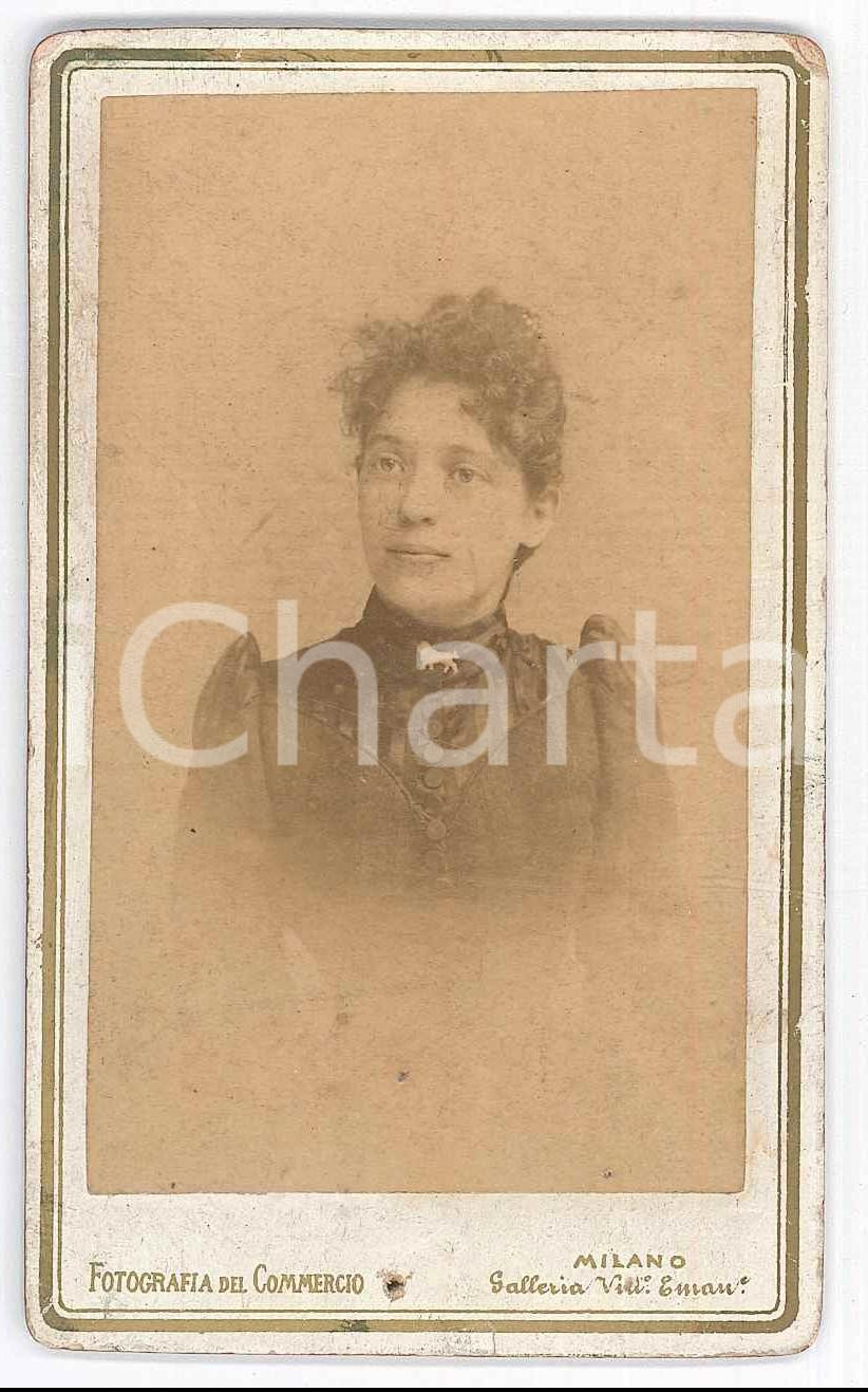 Fotografia d epoca originale 1875 ca MILANO Donna con spilla a forma di cane ABENI Fotografia del Commercio 1