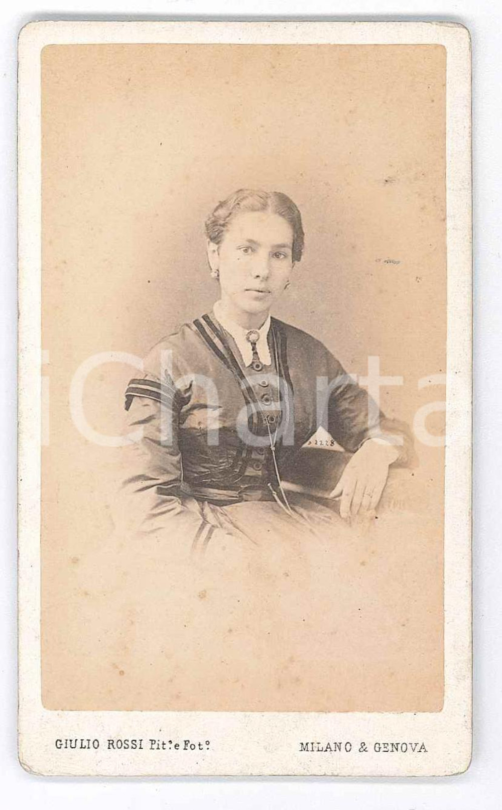 Fotografia d epoca originale 1875 ca MILANO Giovane donna seduta  Ritratto  Foto Giulio ROSSI CDV 1